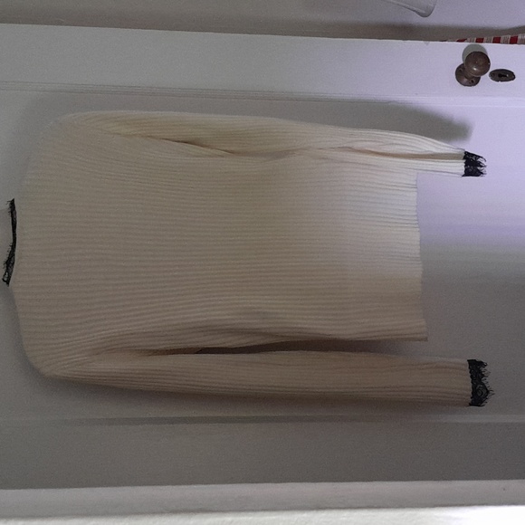 NWOT Women's Venus cream/black lace sweater size Medium. - Picture 3 of 5